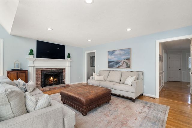 17 Kendall Dr, Westborough, MA 01581