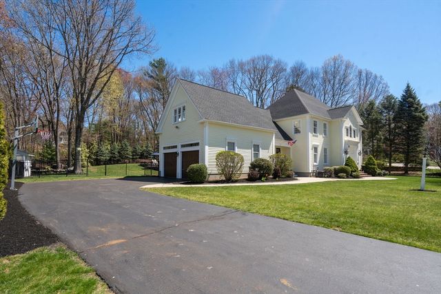 17 Kendall Dr, Westborough, MA 01581