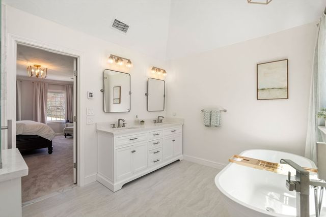 17 Kendall Dr, Westborough, MA 01581