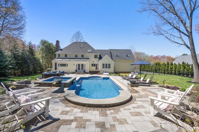 17 Kendall Dr, Westborough, MA 01581
