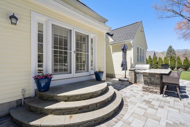 17 Kendall Dr, Westborough, MA 01581
