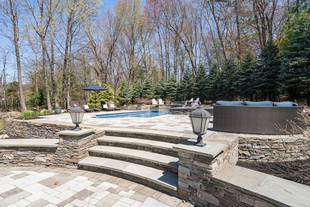 17 Kendall Dr, Westborough, MA 01581