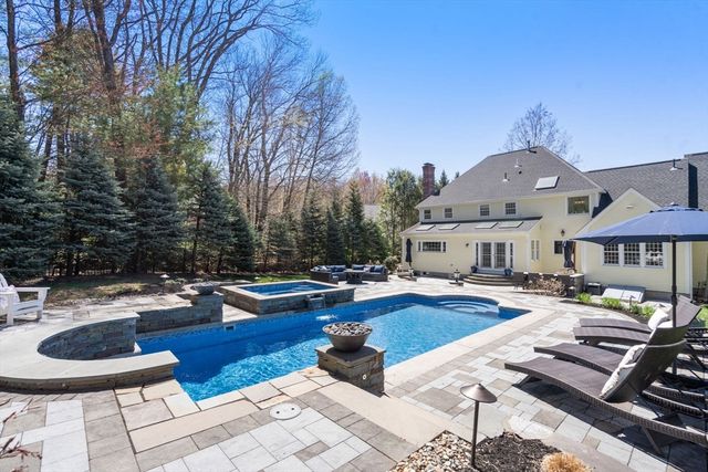 17 Kendall Dr, Westborough, MA 01581