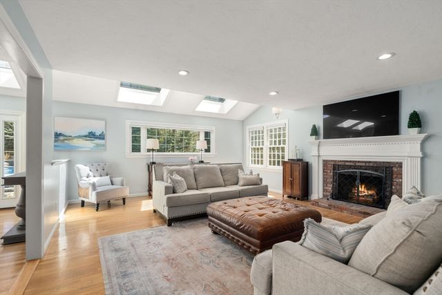 17 Kendall Dr, Westborough, MA 01581