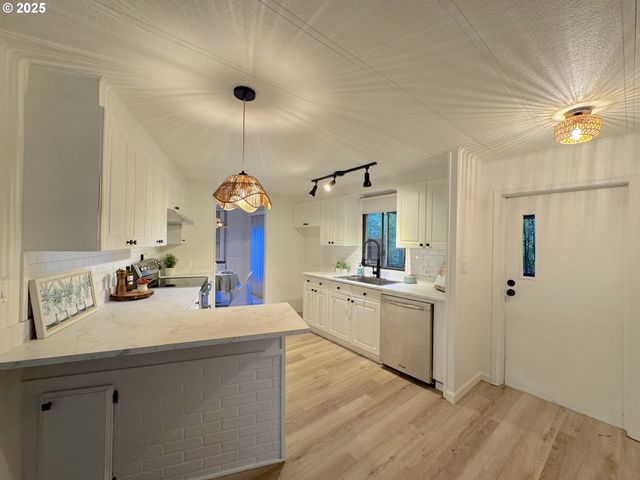 2386 N MENZIES Ct, Portland, OR 97217