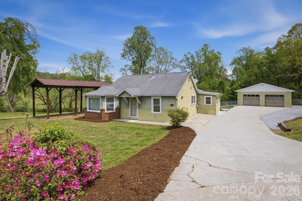 2566 Andrews Circle, Lenoir, NC 28645