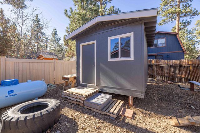 696 Highland Lane, Sugarloaf, CA 92386