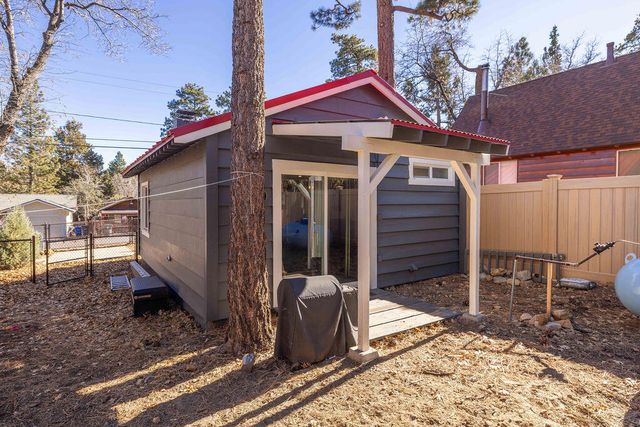 696 Highland Lane, Sugarloaf, CA 92386