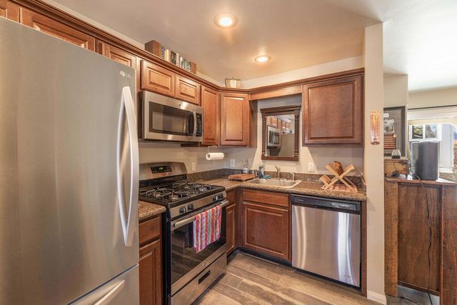 696 Highland Lane, Sugarloaf, CA 92386