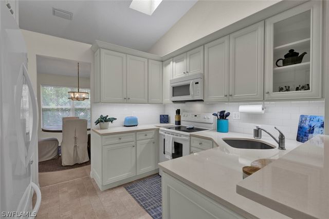 386 Emerald Bay CIR G-4, Naples, FL 34110