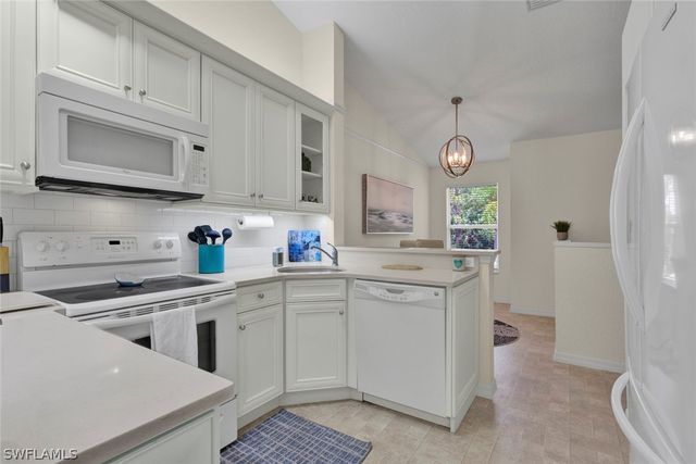 386 Emerald Bay CIR G-4, Naples, FL 34110