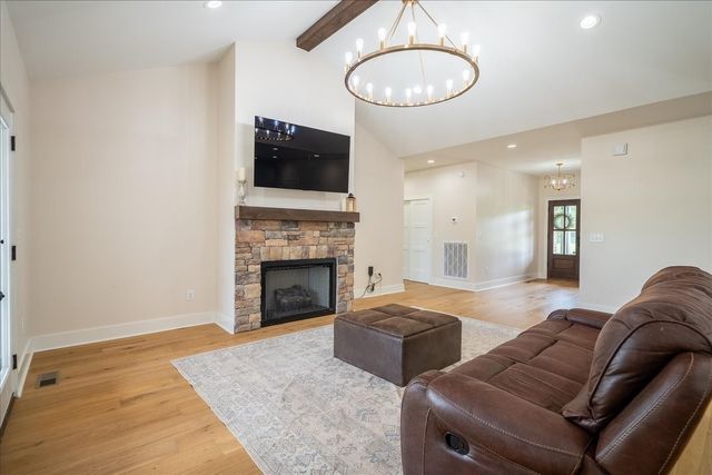 114 Hurst Dr, Leoma, TN 38468