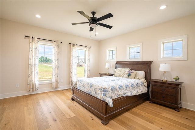 114 Hurst Dr, Leoma, TN 38468