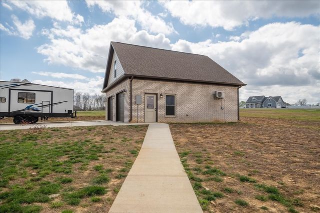 114 Hurst Dr, Leoma, TN 38468