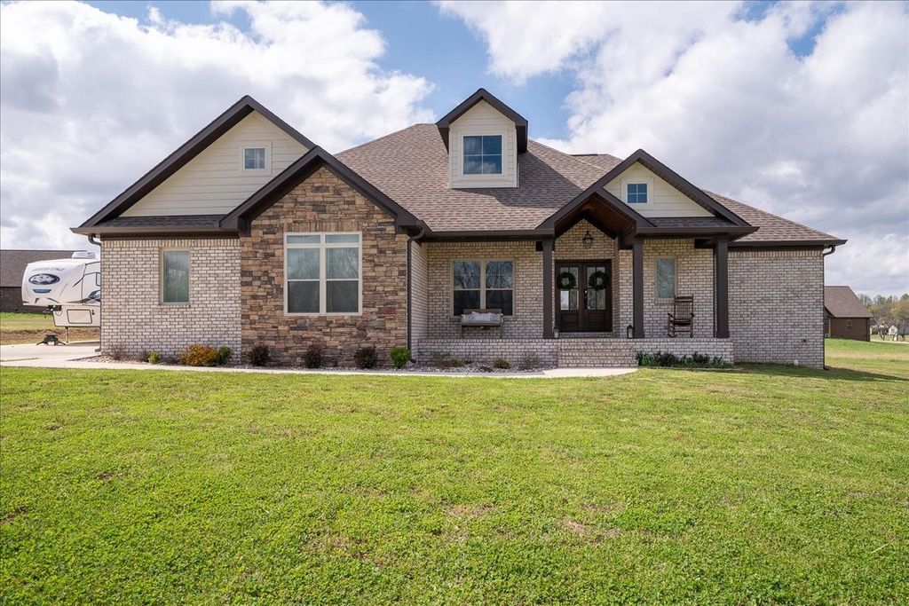 114 Hurst Dr, Leoma, TN 38468