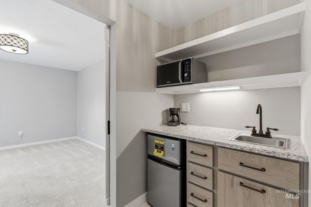 7840 W Crestwood Dr, Boise, ID 83704