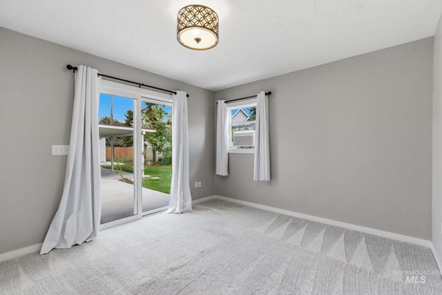 7840 W Crestwood Dr, Boise, ID 83704