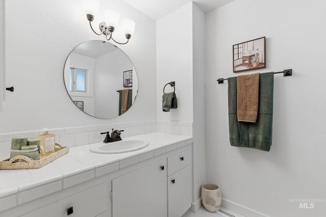 7840 W Crestwood Dr, Boise, ID 83704