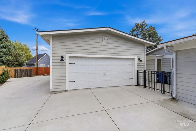 7840 W Crestwood Dr, Boise, ID 83704