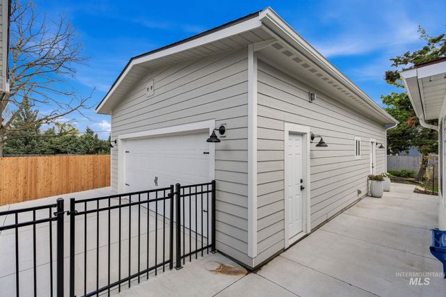 7840 W Crestwood Dr, Boise, ID 83704