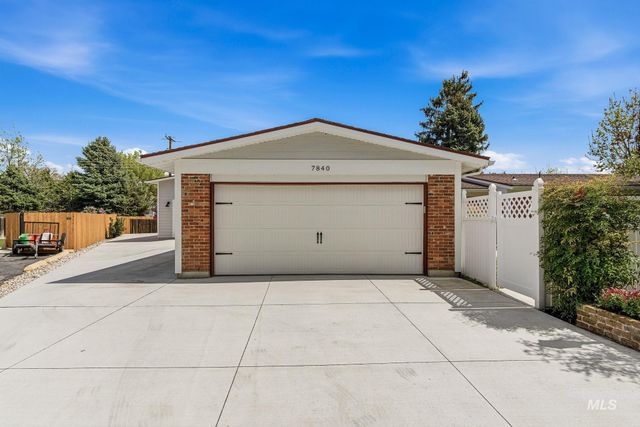 7840 W Crestwood Dr, Boise, ID 83704