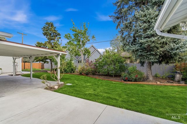 7840 W Crestwood Dr, Boise, ID 83704