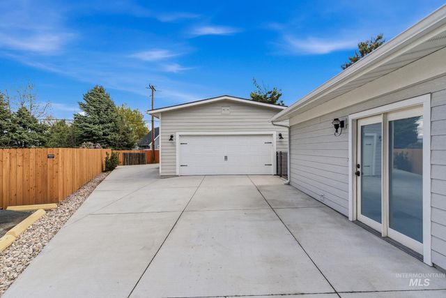 7840 W Crestwood Dr, Boise, ID 83704