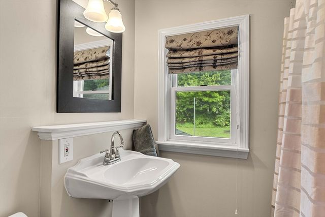 9 Giles St, Methuen, MA 01844