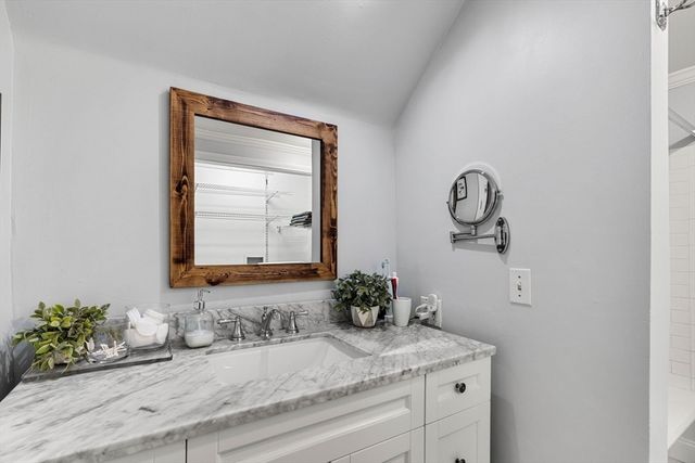 9 Giles St, Methuen, MA 01844