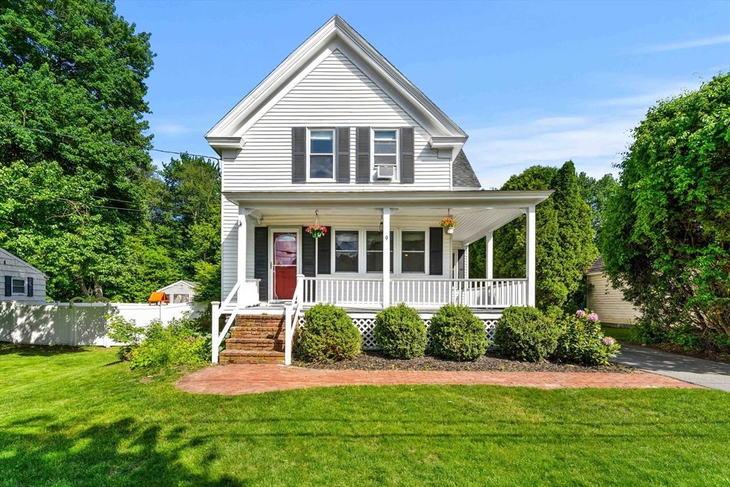 9 Giles St, Methuen, MA 01844
