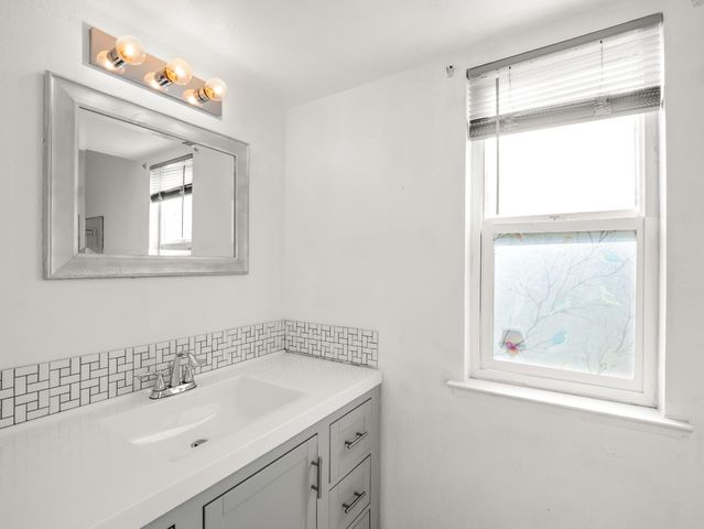 2521 N Selland Avenue, Fresno, CA 93722