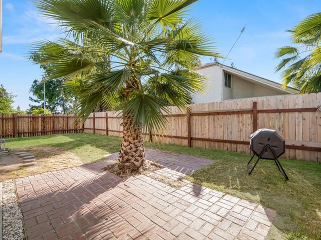 2521 N Selland Avenue, Fresno, CA 93722