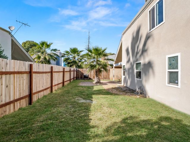 2521 N Selland Avenue, Fresno, CA 93722