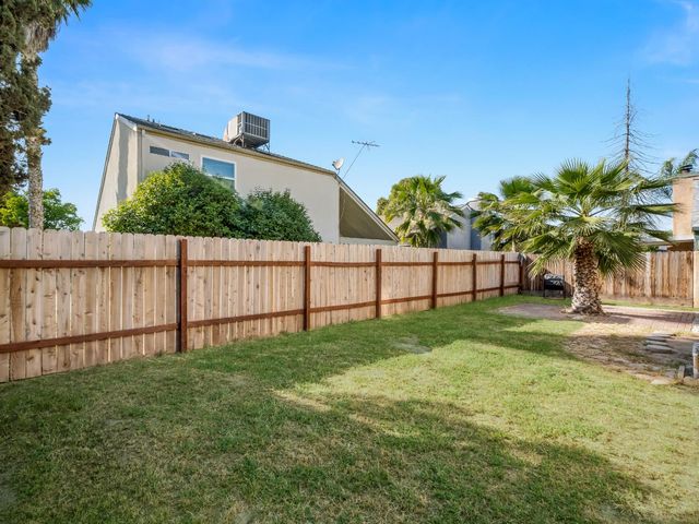 2521 N Selland Avenue, Fresno, CA 93722