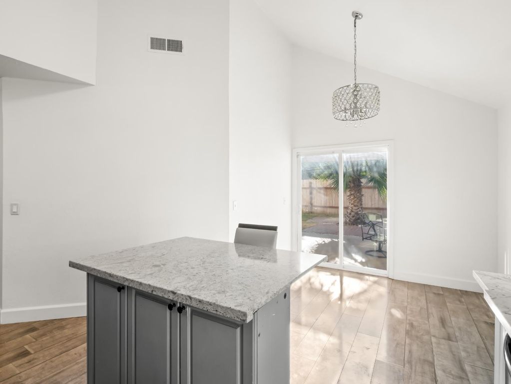 Image 13 of property listing at 2521 N Selland Avenue, Fresno, CA 93722