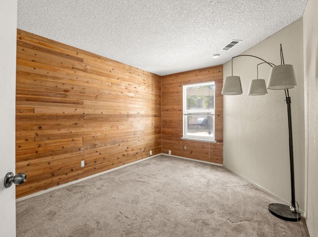 Image 15 of property listing at 2521 N Selland Avenue, Fresno, CA 93722