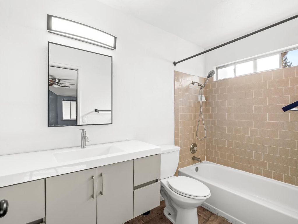 Image 32 of property listing at 2521 N Selland Avenue, Fresno, CA 93722