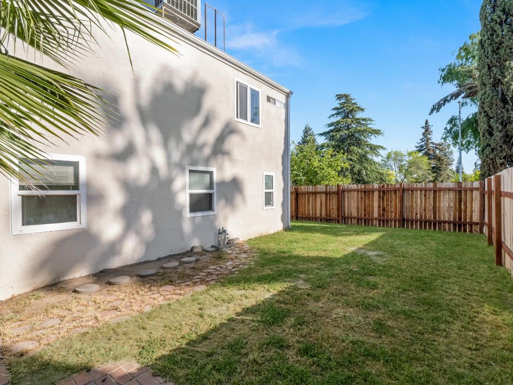 Image 39 of property listing at 2521 N Selland Avenue, Fresno, CA 93722