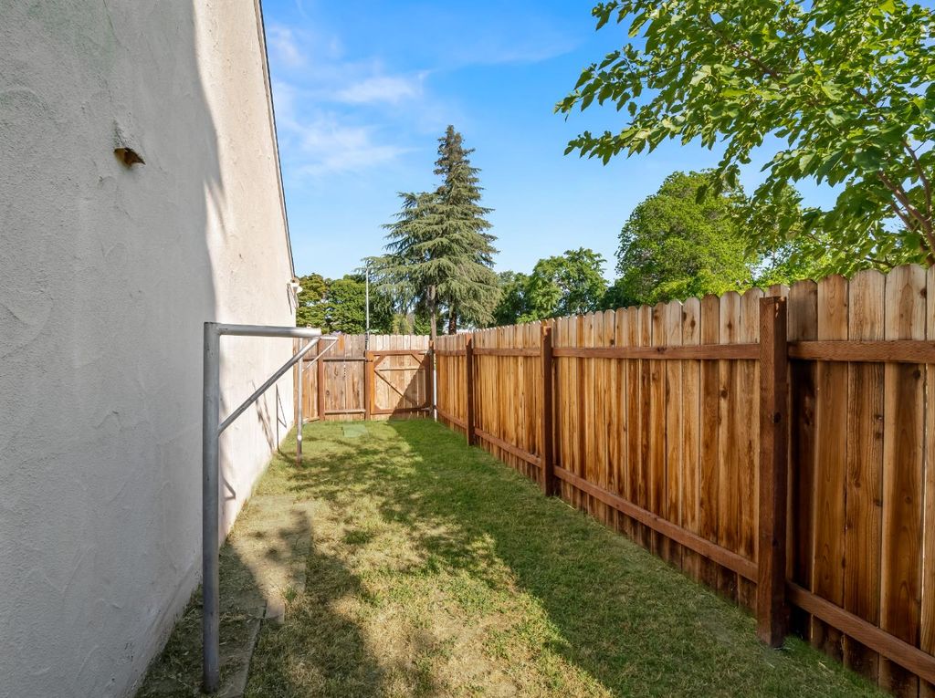 Image 43 of property listing at 2521 N Selland Avenue, Fresno, CA 93722