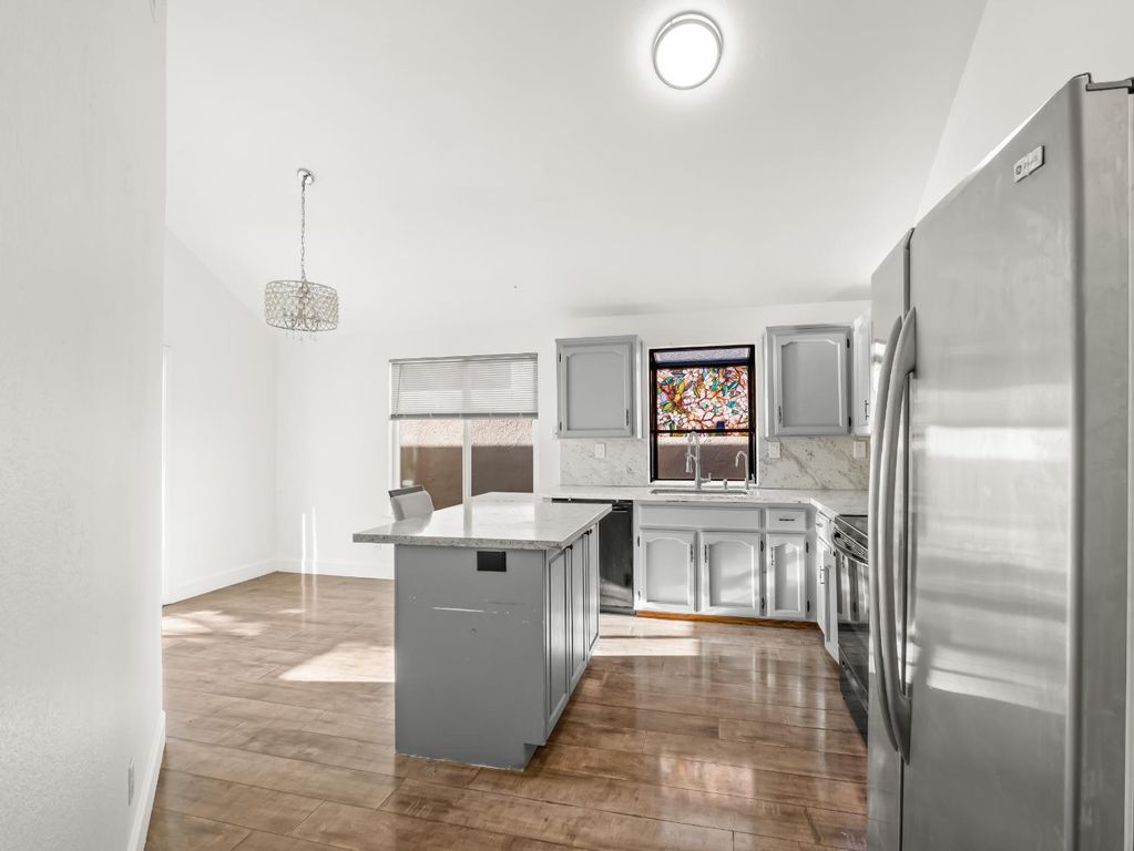 Image 9 of property listing at 2521 N Selland Avenue, Fresno, CA 93722