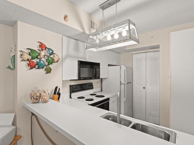 1590 S 42nd Circle 208, Vero Beach, FL 32967