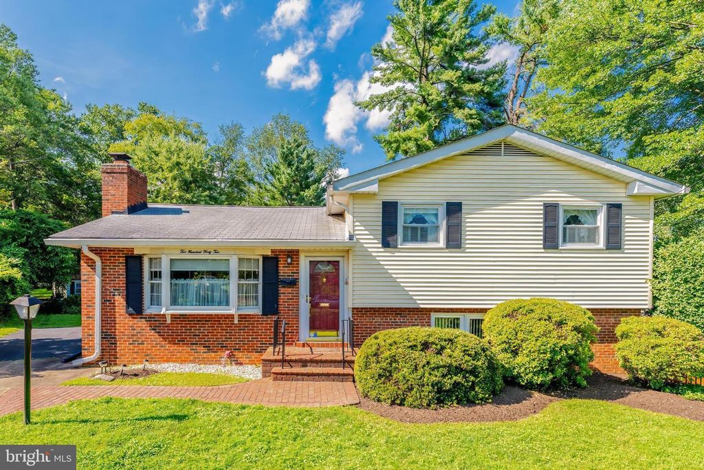 242 HILLSIDE CIR SW, Vienna, VA 22180