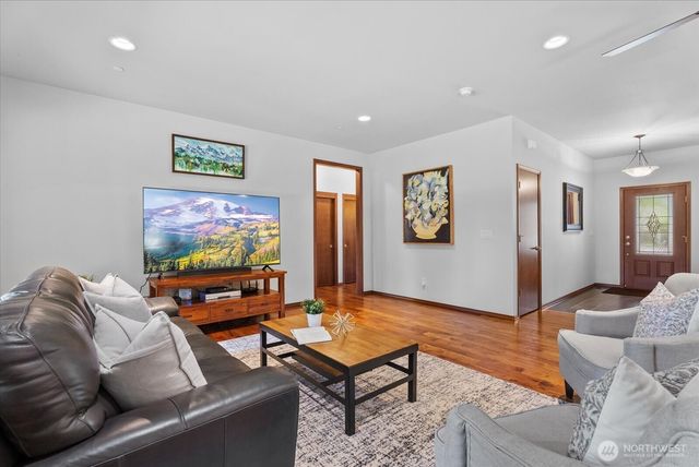 30972 E Lake Morton Drive SE, Kent, WA 98042