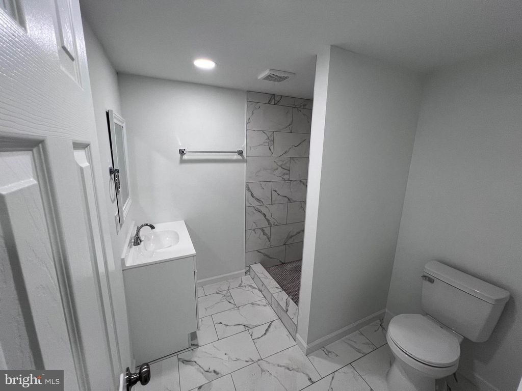 Image 10 of property listing at 5405 NEWBY AVE, Riverdale, MD 20737