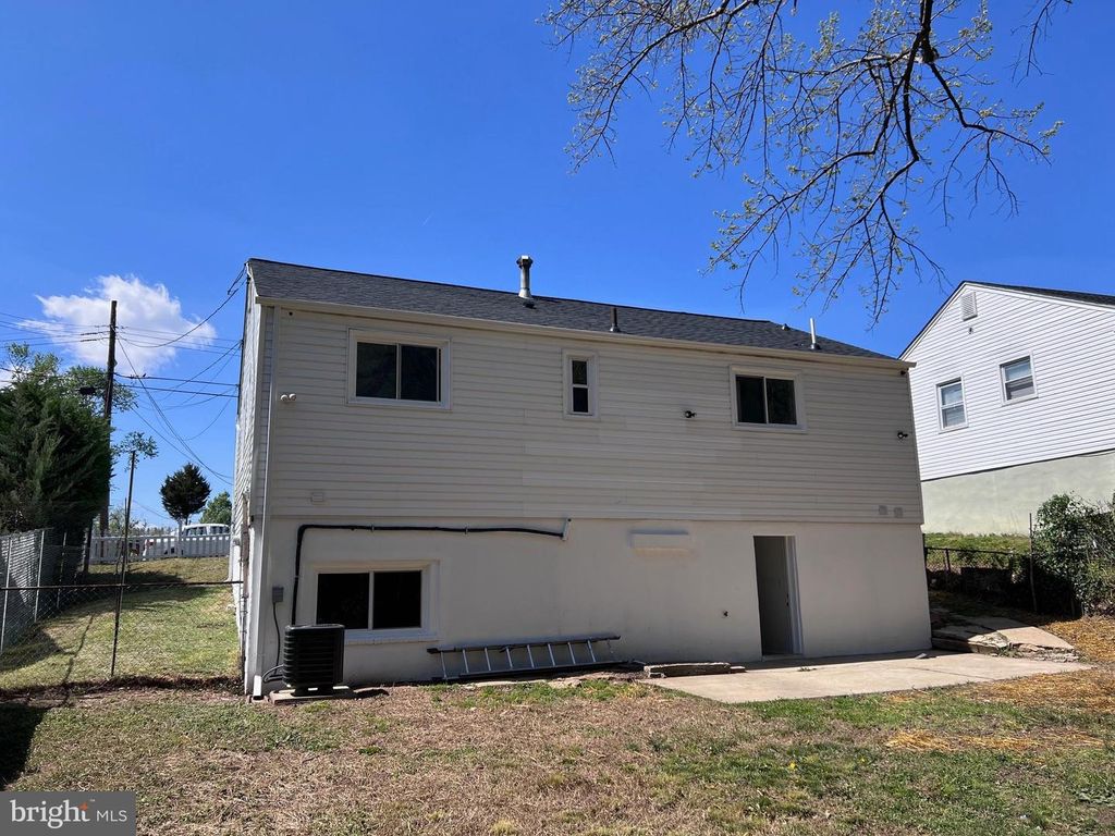 Image 15 of property listing at 5405 NEWBY AVE, Riverdale, MD 20737