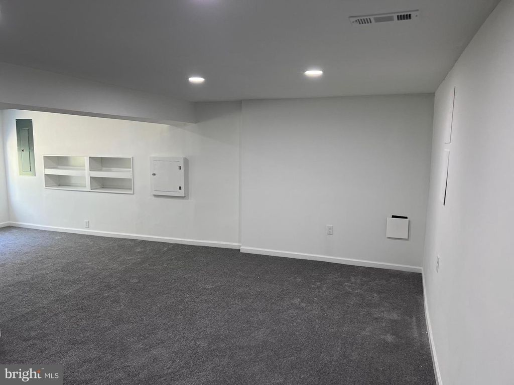 Image 17 of property listing at 5405 NEWBY AVE, Riverdale, MD 20737