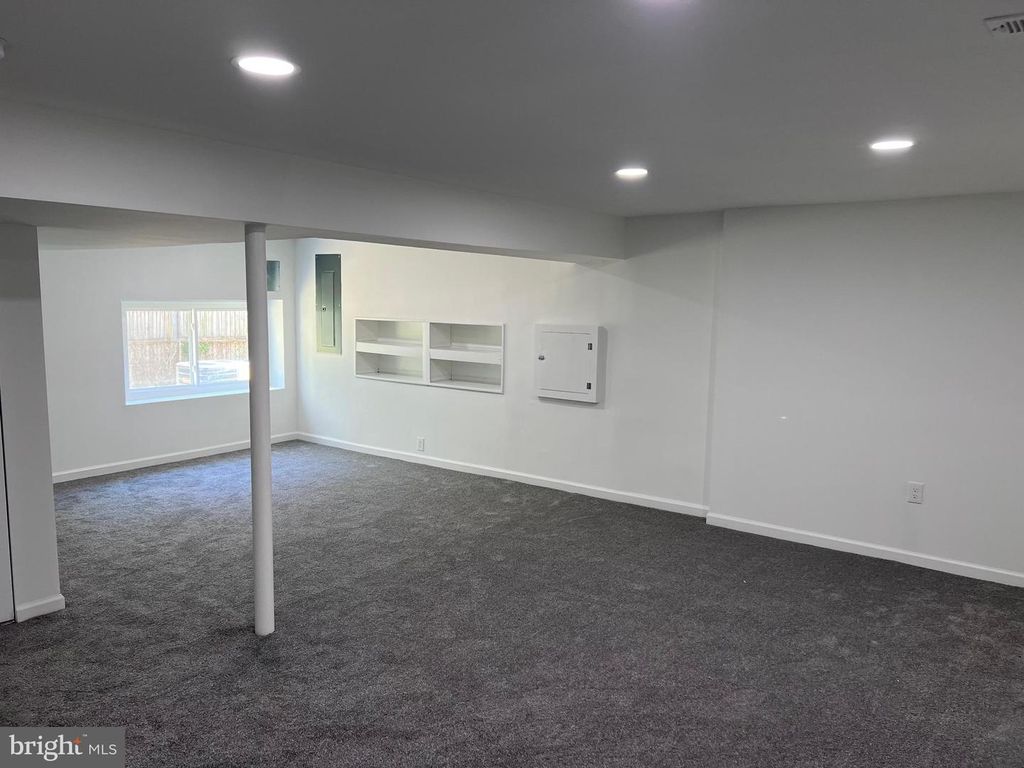 Image 18 of property listing at 5405 NEWBY AVE, Riverdale, MD 20737