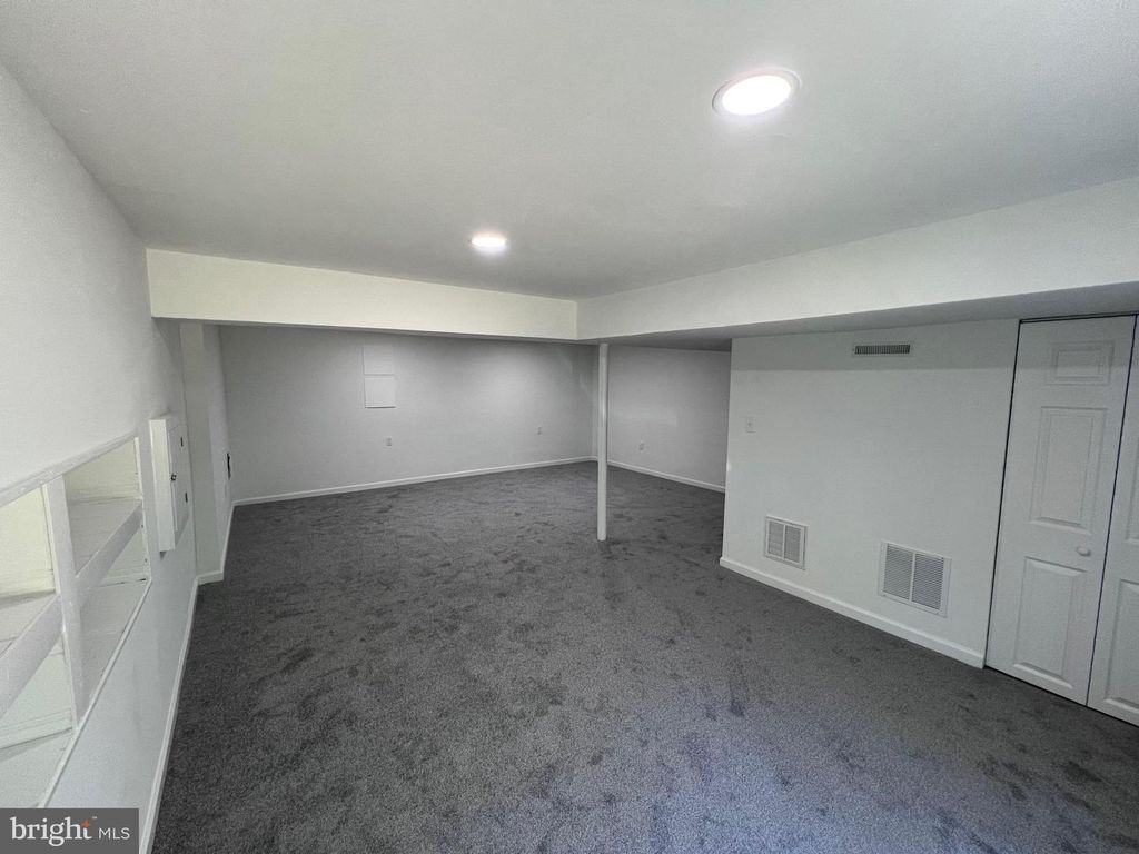 Image 21 of property listing at 5405 NEWBY AVE, Riverdale, MD 20737