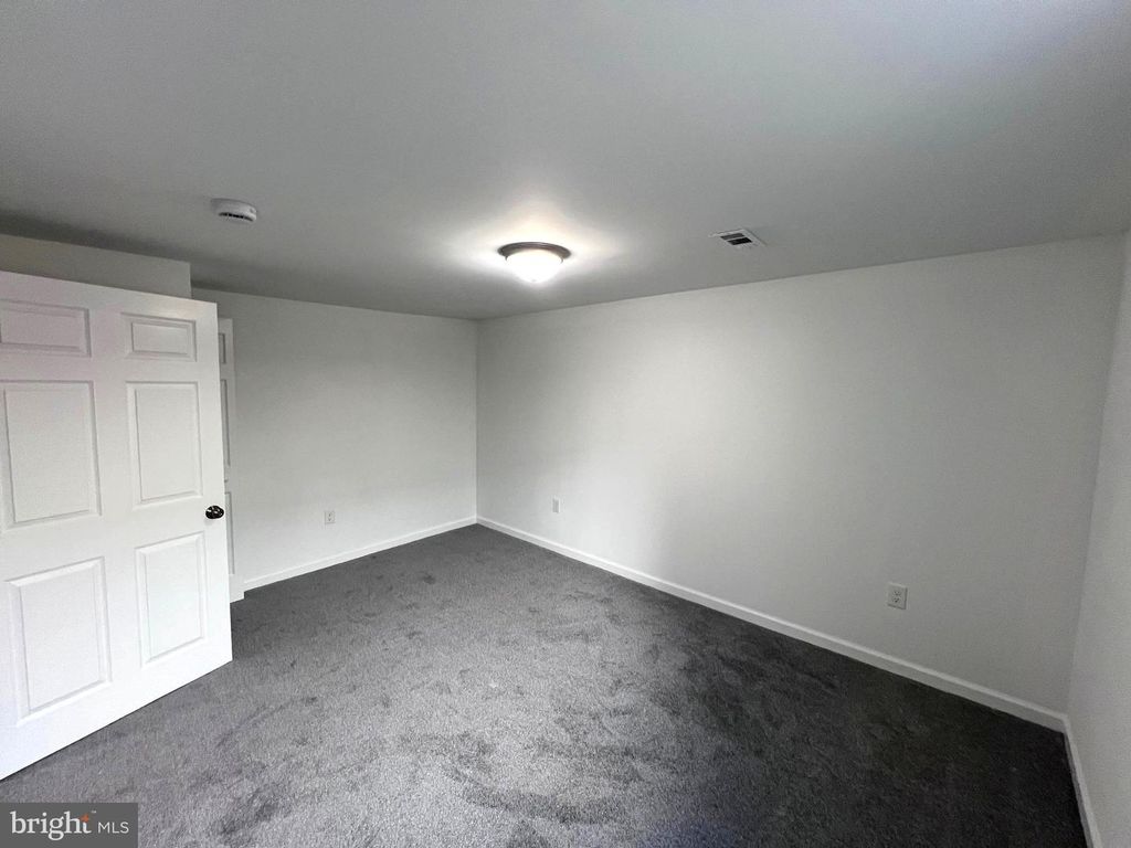 Image 7 of property listing at 5405 NEWBY AVE, Riverdale, MD 20737