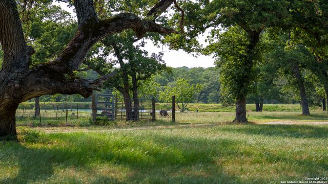 190 Turnaround, Seguin, TX 78155